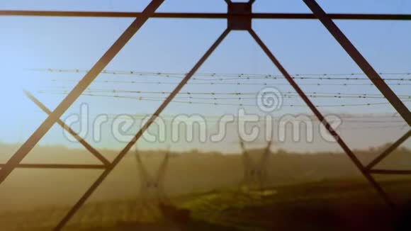 农村和电力塔视频的预览图