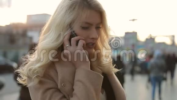 在城里打电话的女人视频的预览图