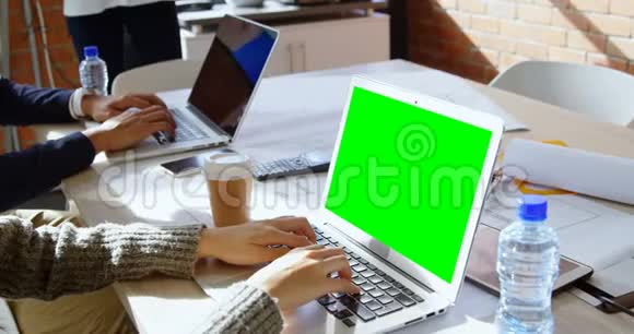 办公室使用笔记本电脑的女性行政人员视频的预览图