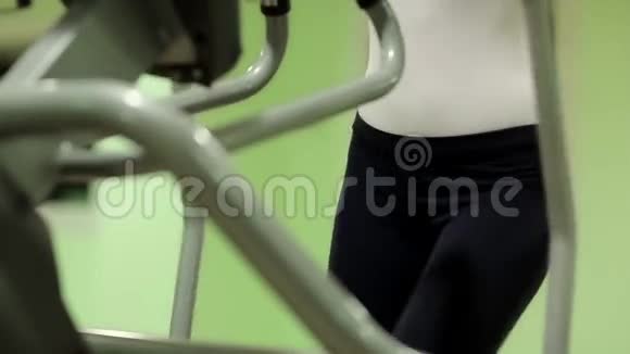 女人在健身房训练女人参加体育活动视频的预览图