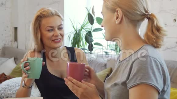 这两个女孩正在喝咖啡视频的预览图