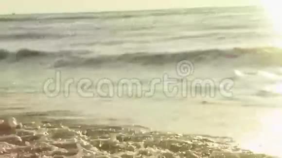 日落时海浪在沙滩上翻滚放松冲浪形象视频的预览图