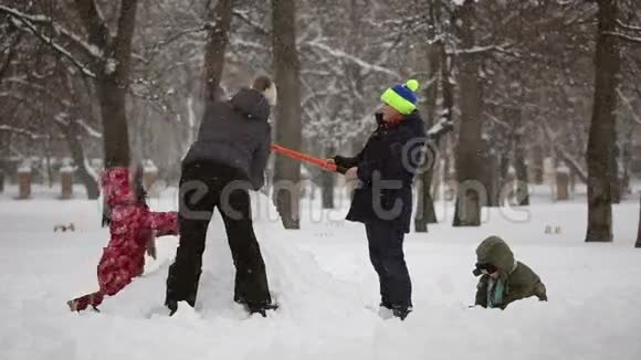 幸福的家庭在雪地上堆雪人视频的预览图