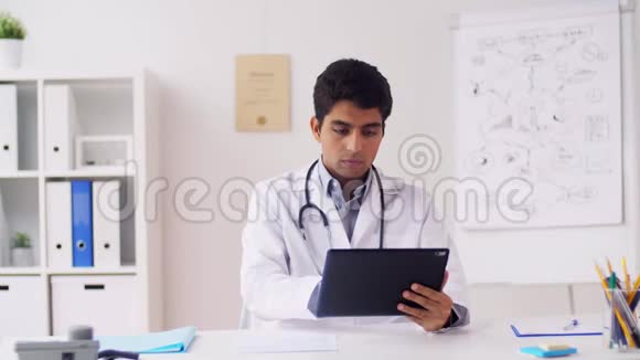 有平板电脑和文件的医生视频的预览图