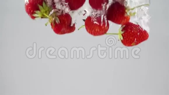 成熟的草莓从水里飘落视频的预览图