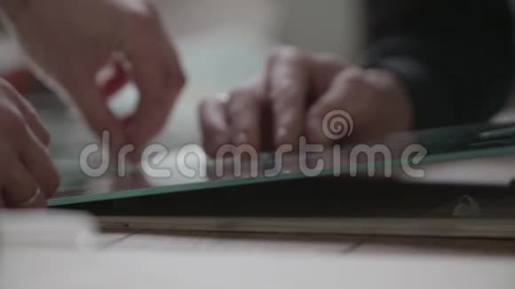 男性的手和镜子视频的预览图