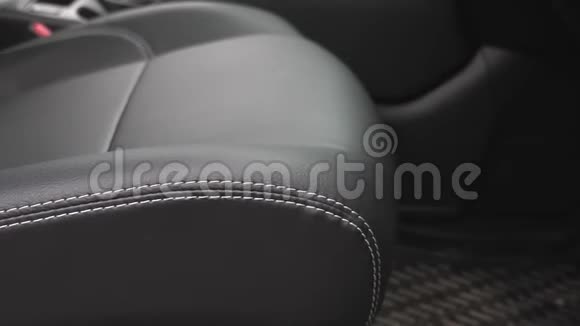 时尚的黑色皮革座椅在车上漂亮的皮车内饰设计豪华真皮座椅在车上视频的预览图
