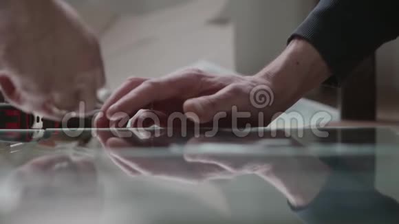 男性的手和镜子视频的预览图