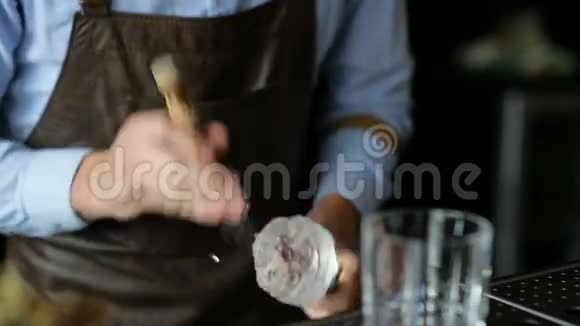 酒保双手捏碎冰块准备鸡尾酒视频的预览图