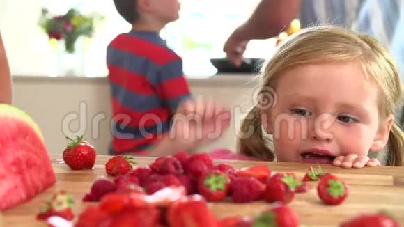 女孩吃草莓的慢动作序列视频的预览图