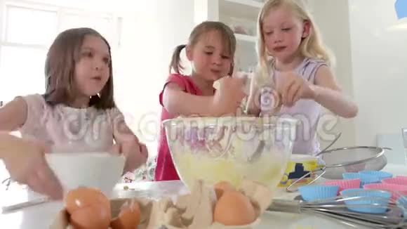 三个女孩一起做蛋糕的时间推移序列视频的预览图
