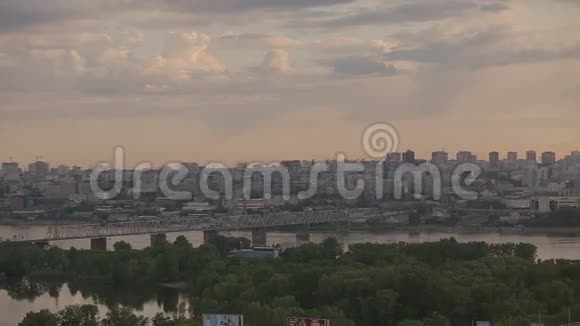 日出中的城市全景视频的预览图