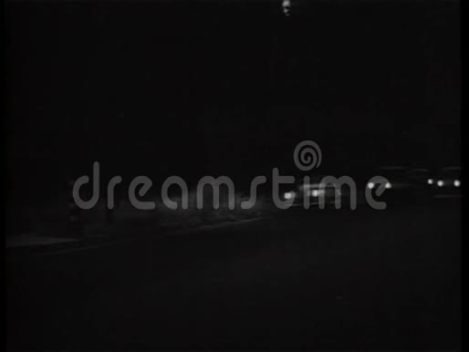 汽车在夜间上路行驶视频的预览图