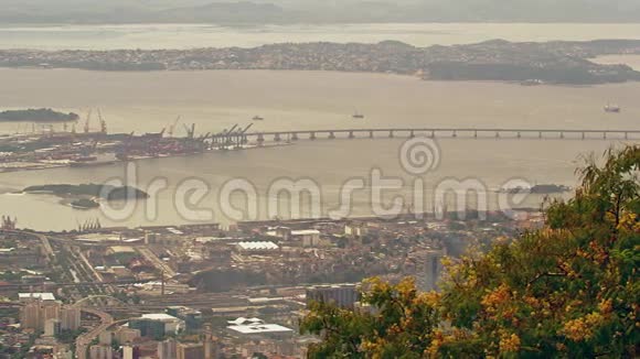 拥有海港和马拉卡纳足球体育场的内城高层景观视频的预览图