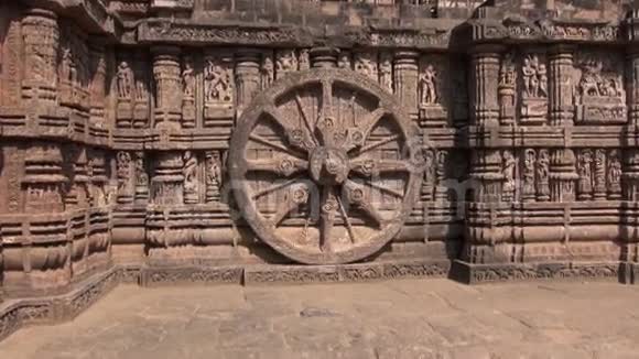 印度古苏里亚印度教孔纳克寺石轮上的美丽雕刻视频的预览图
