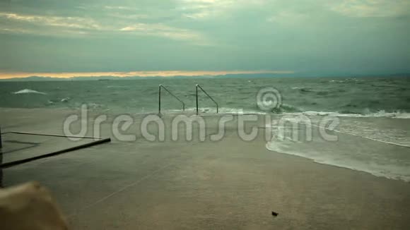 海浪拍打着海岸线视频的预览图