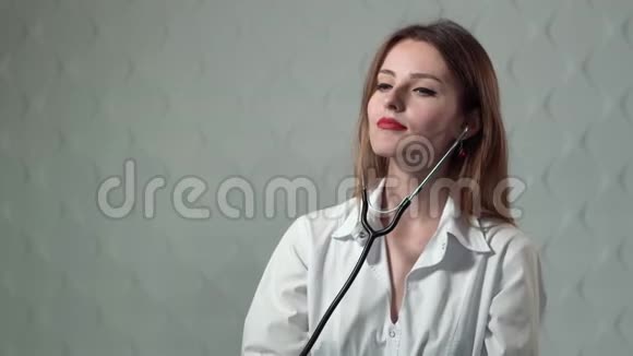 女性医生使用听诊器视频的预览图