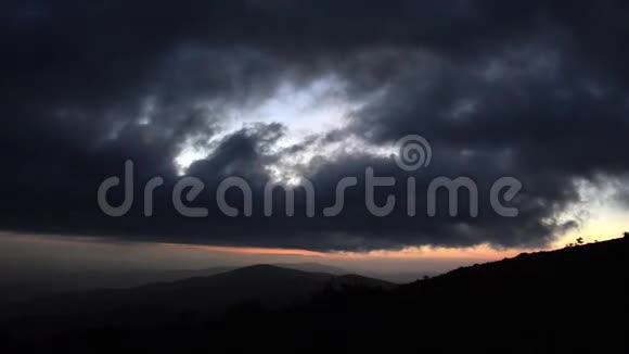 日落云在草岭上视频的预览图