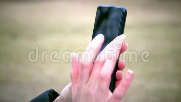 女人在手机上用触摸屏视频的预览图