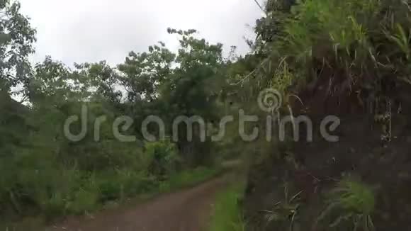 在科迪勒拉的悬崖峭壁上岩石山狭窄曲折崎岖蜿蜒的道路视频的预览图