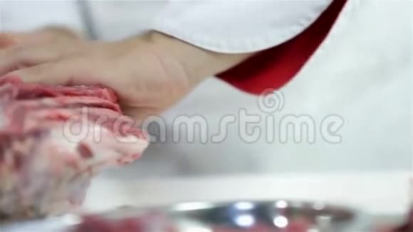 厨师把一大块红肉切好视频的预览图