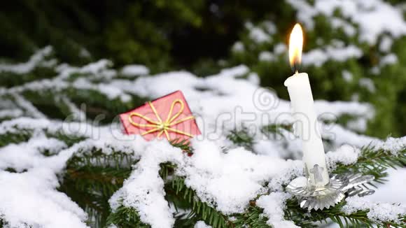 老式圣诞树烛台与点燃蜡烛户外冬季场景视频的预览图