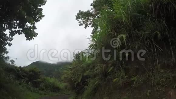 在科迪勒拉的悬崖峭壁上岩石山狭窄曲折崎岖蜿蜒的道路视频的预览图