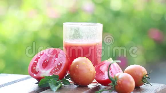 夏天花园里的西红柿汁和新鲜西红柿视频的预览图