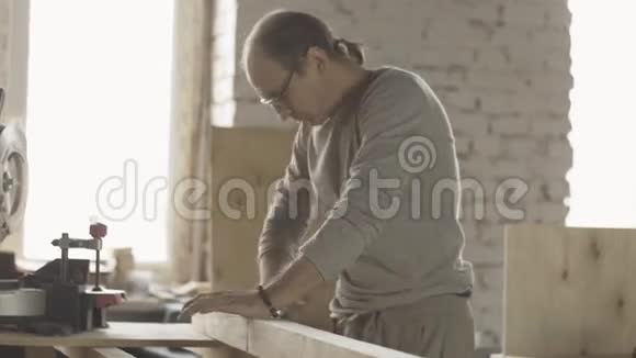 老木匠用专用海绵硬刻木板表面制造商视频的预览图