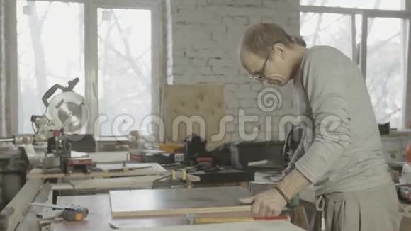 专业木工用砂带机打磨木板边缘视频的预览图