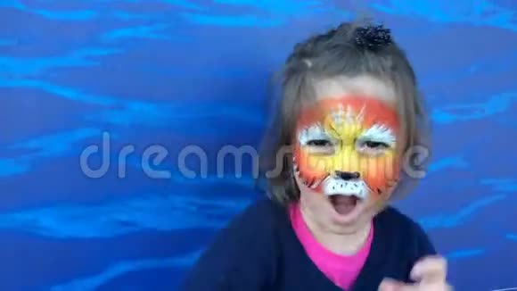 有狮子脸画的小女孩像狮子一样咆哮视频的预览图