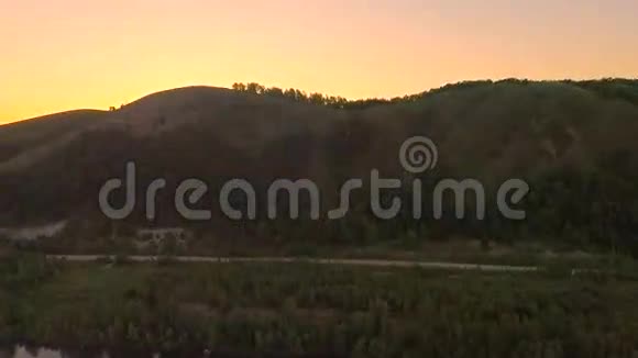 空中观景台日落时飞过山丘视频的预览图