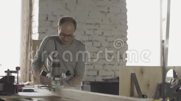 眼镜匠用插入路由器切割木板治疗锯屑视频的预览图