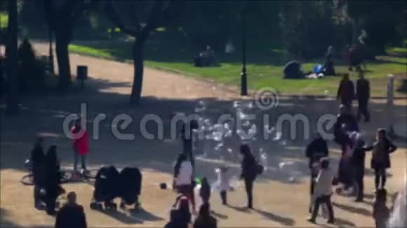 人们在巴塞罗那公园散步时注意力不集中的场景时间流逝视频的预览图