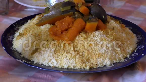 在摩洛哥的家中享用晚餐的表哥和蔬菜视频的预览图