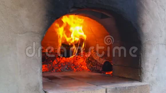 在敞开的柴火炉里烤披萨视频的预览图