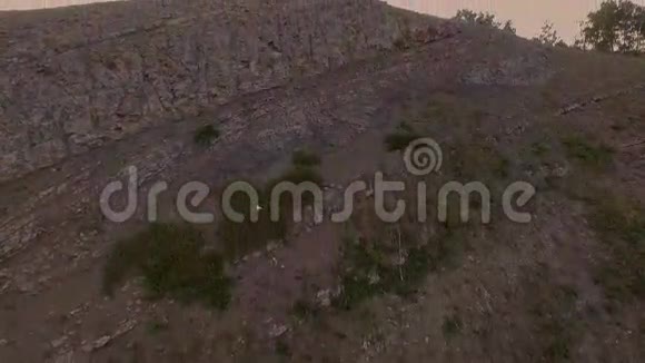 空中观景台日落时飞过山丘视频的预览图
