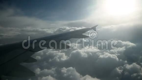 一架客机在云层上空飞行时的巨大机翼视频的预览图