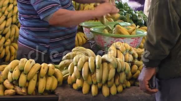 水果市场卖香蕉的小贩视频的预览图