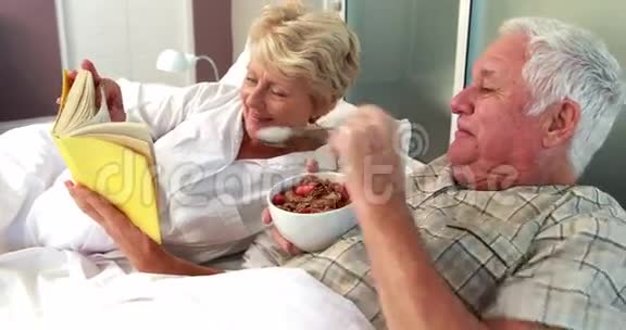 年长夫妇读书吃麦片视频的预览图