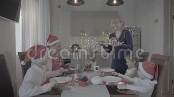 充满欢乐气氛的温馨厨房令人兴奋的六个幸福家庭庆祝圣诞晚餐视频的预览图
