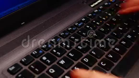 关闭女性手在笔记本电脑键盘上打字倾斜延时4k视频的预览图