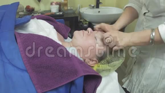 美容师在美容院给成人厚脸婆做按摩令人刺痛视频的预览图