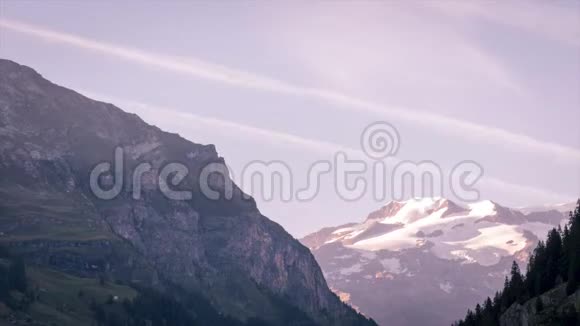 夏季格雷斯尼山谷日落时玫瑰山全景的时间流逝视频的预览图