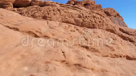 在沙漠中的沙漠中相机运动是平稳的而且是湿红岩峡谷视频的预览图