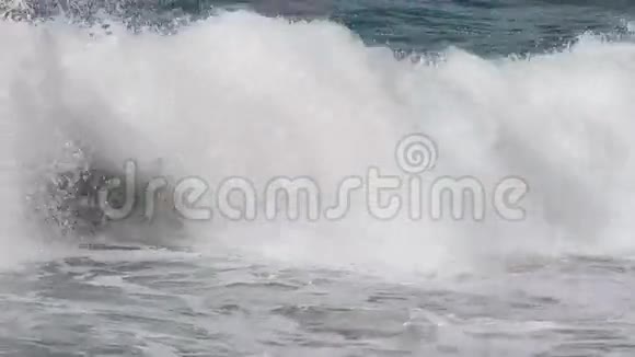 大海上的巨浪在海岸上破浪前进视频的预览图
