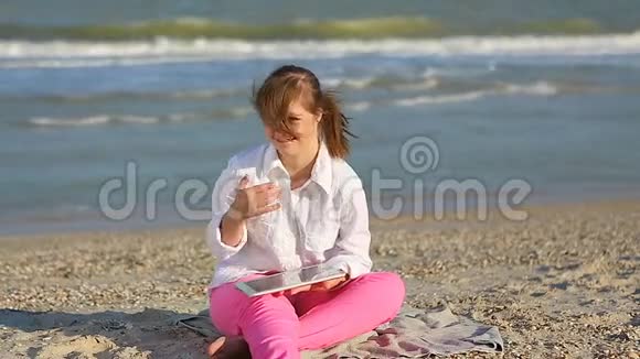 十七岁的女孩带着唐氏综合症在海滩上玩药片视频的预览图