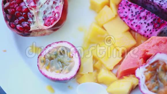 餐桌上的异国水果龙果芒果石榴木瓜西番莲1920x1080视频的预览图