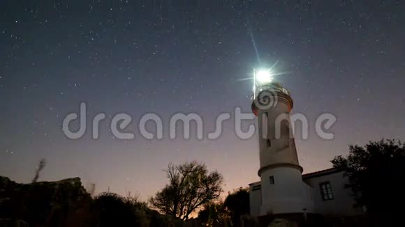 以旋转星空为背景的灯塔夜景视频的预览图