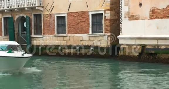 在威尼斯运河旁工作的摄影师视频的预览图